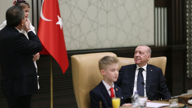 23 Nisan’da Erdoğan’ın huzurunda bu şiir okutuldu: Siyasi yasak gerekçesi olmuştu - Resim: 10