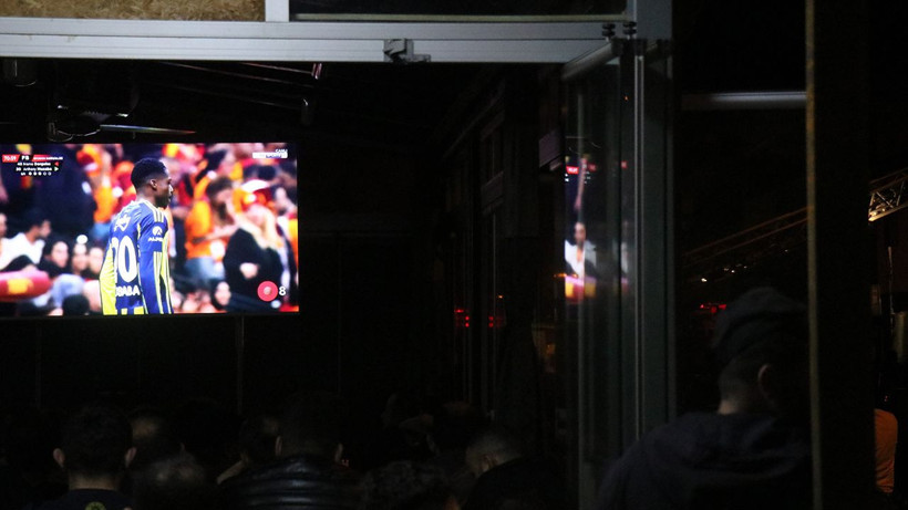 Mahalle yanarken derbiyi izlediler - Resim: 7