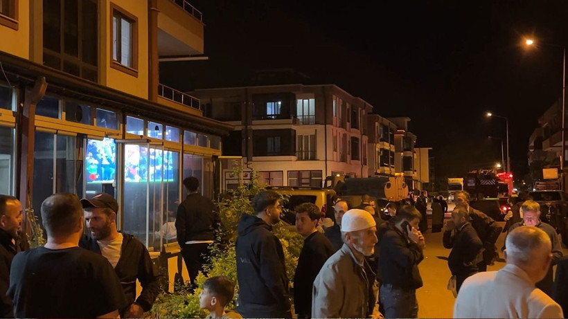 Mahalle yanarken derbiyi izlediler - Resim: 6