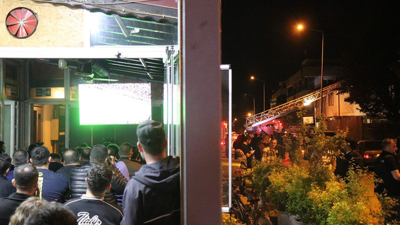 Mahalle yanarken derbiyi izlediler - Resim: 1