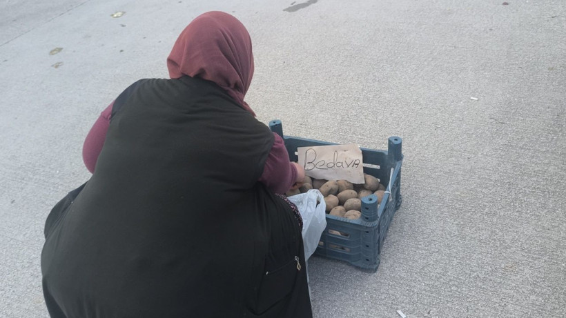 Vatandaş yerdeki sebze ve meyveleri topladı: Bu mu Türkiye Yüzyılı? - Resim: 6