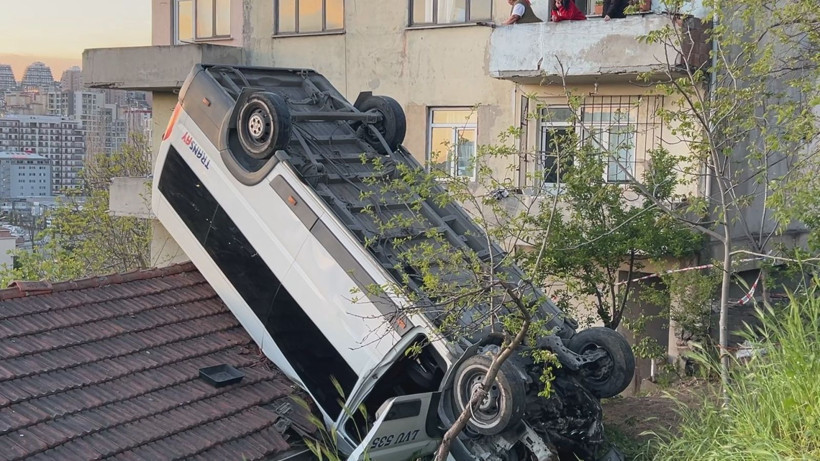 Okul servisi evin çatısına düştü: Takla atıp çatıya saplandı: Kağıthane’de korkunç kaza - Resim: 10