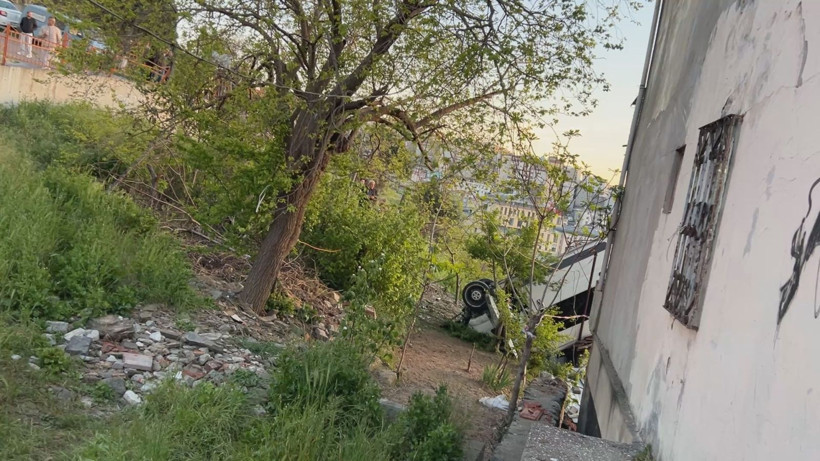 Okul servisi evin çatısına düştü: Takla atıp çatıya saplandı: Kağıthane’de korkunç kaza - Resim: 12