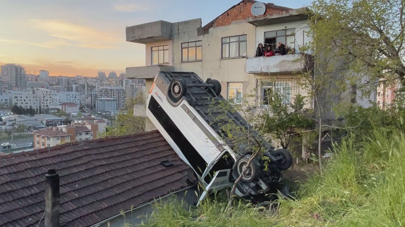Okul servisi evin çatısına düştü: Takla atıp çatıya saplandı: Kağıthane’de korkunç kaza - Resim: 11