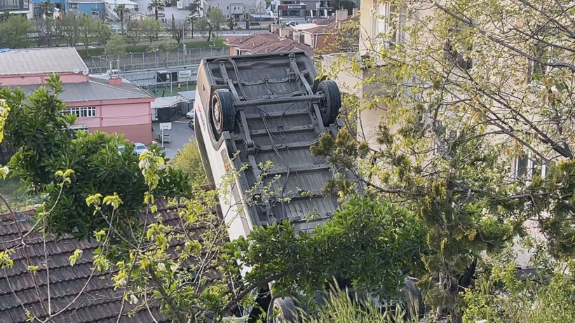 Okul servisi evin çatısına düştü: Takla atıp çatıya saplandı: Kağıthane’de korkunç kaza - Resim: 9
