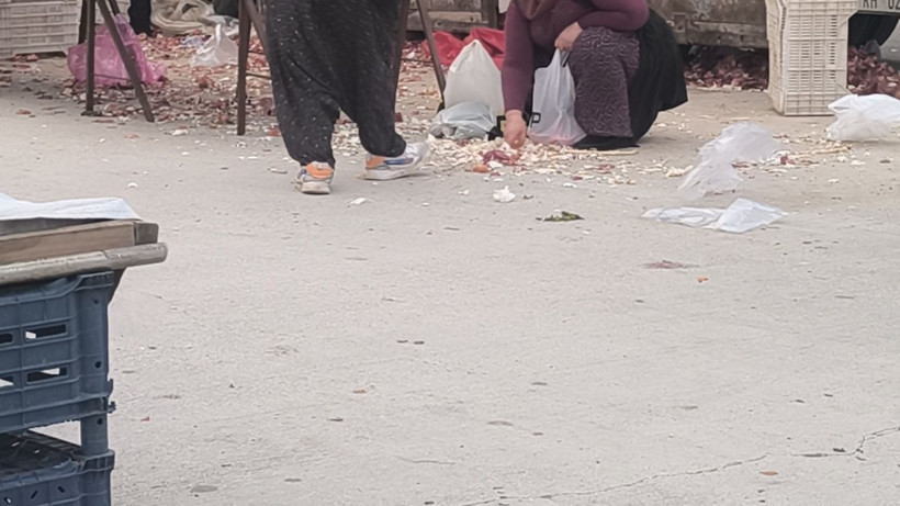 Vatandaş yerdeki sebze ve meyveleri topladı: Bu mu Türkiye Yüzyılı? - Resim: 1