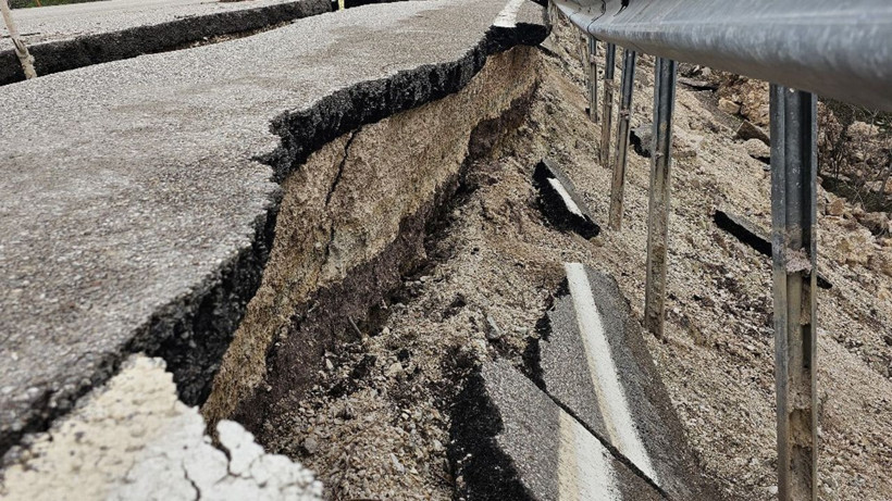 O güzergahta yol adeta ikiye bölündü - Resim: 1
