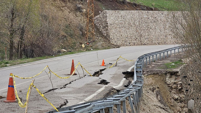 O güzergahta yol adeta ikiye bölündü - Resim: 9