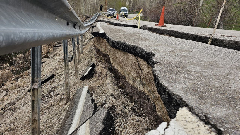O güzergahta yol adeta ikiye bölündü - Resim: 7