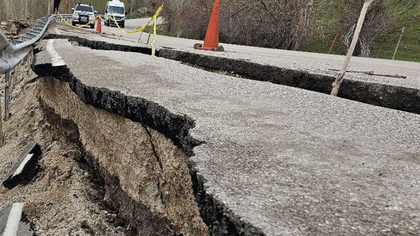 O güzergahta yol adeta ikiye bölündü - Resim: 2