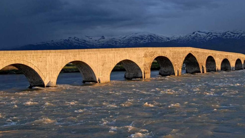 Altın efsanesi yıkım getirdi: Asırlık köprü definecilerin hedefinde - Resim: 6