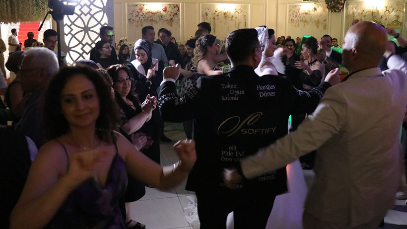 Sponsorlar damatlığa dizildi masraflar eridi: Reklam panosu damat - Resim: 4