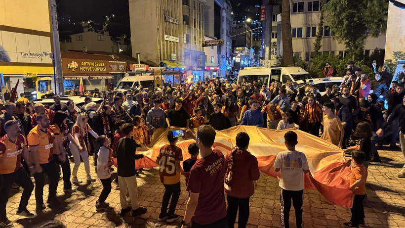 Galatasaray taraftarları şampiyonluğu İstanbul'da coşkuyla kutladı - Resim: 7