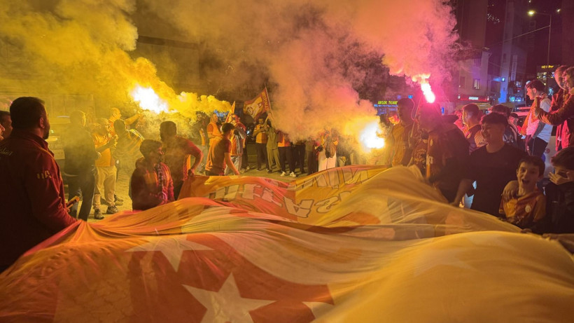 Galatasaray taraftarları şampiyonluğu İstanbul'da coşkuyla kutladı - Resim: 10