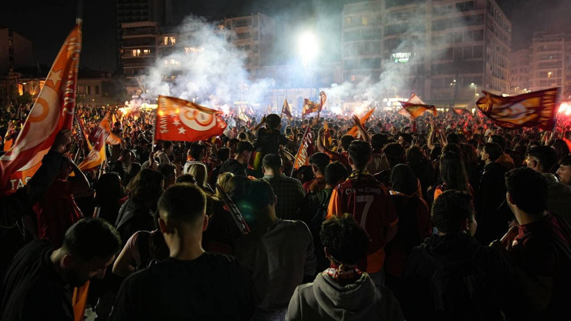 Galatasaray taraftarları şampiyonluğu İstanbul'da coşkuyla kutladı - Resim: 12