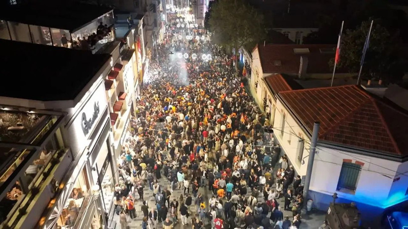 Galatasaray taraftarları şampiyonluğu İstanbul'da coşkuyla kutladı - Resim: 11