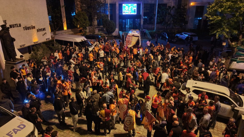 Galatasaray taraftarları şampiyonluğu İstanbul'da coşkuyla kutladı - Resim: 9