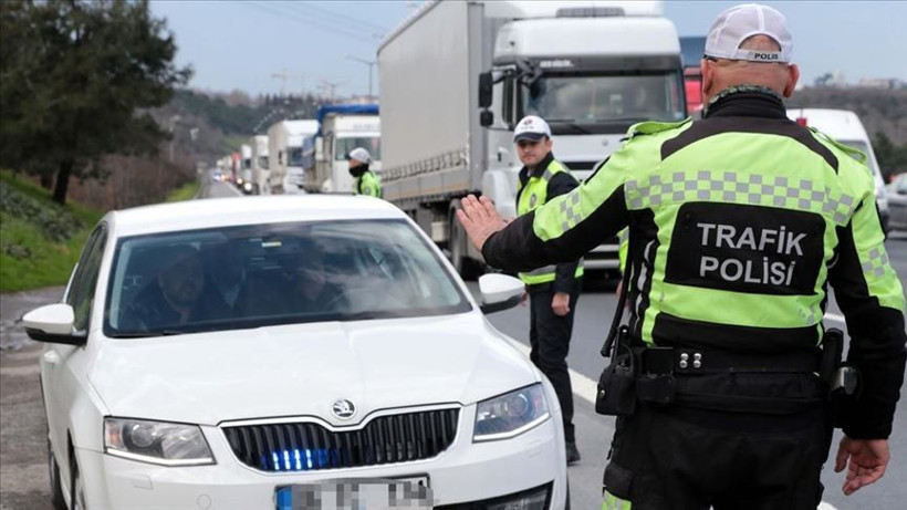 Sosyal medyada paylaştı: Çakarlı araç şovu pahalıya patladı - Resim: 3