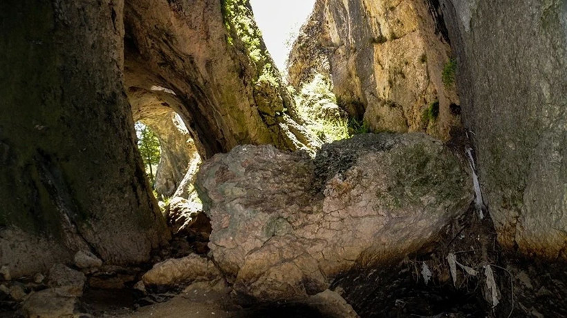 Türkiye’nin konuştuğu gizemli mağara: İki kenti birbirine bağlıyor - Resim: 6