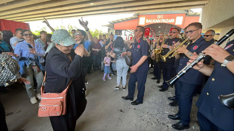 Belediye bandosu çaldı: Bulgar ve Yunan turistler kendinden geçti - Resim: 1