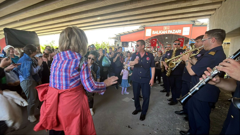 Belediye bandosu çaldı: Bulgar ve Yunan turistler kendinden geçti - Resim: 4