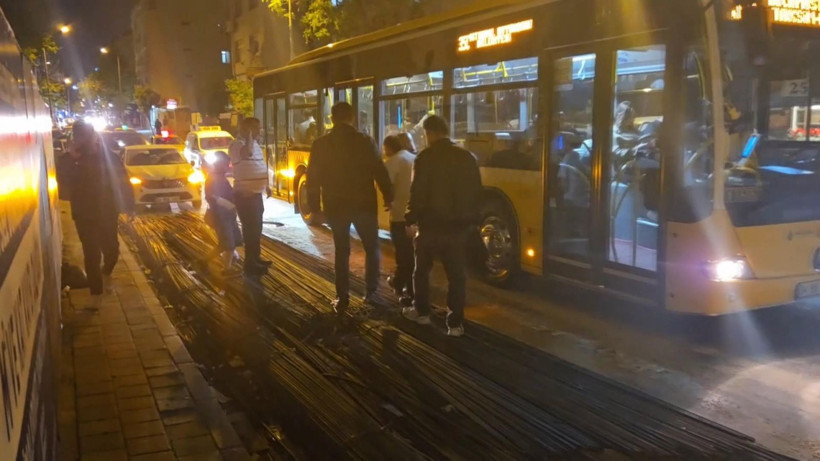 İnşaat demiri İETT otobüsüne alttan girdi: Kadın yolcunun uzvunu delip tavana saplandı - Resim: 11