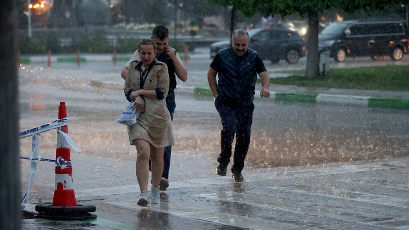 Meteoroloji, Valilik ve AKOM peş peşe uyardı: İstanbul’da sağanak yağış şiddetleniyor - Resim: 9