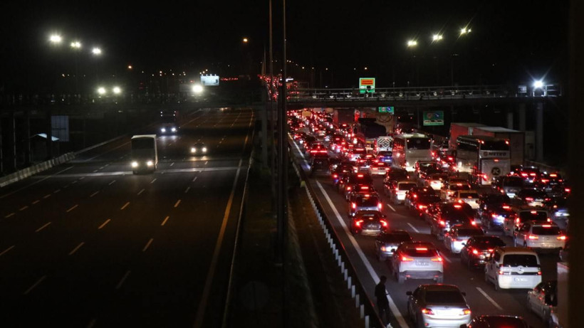 Bayram trafiği erken başladı: Otoyollarda kilometrelerce araç kuyruğu - Resim: 5