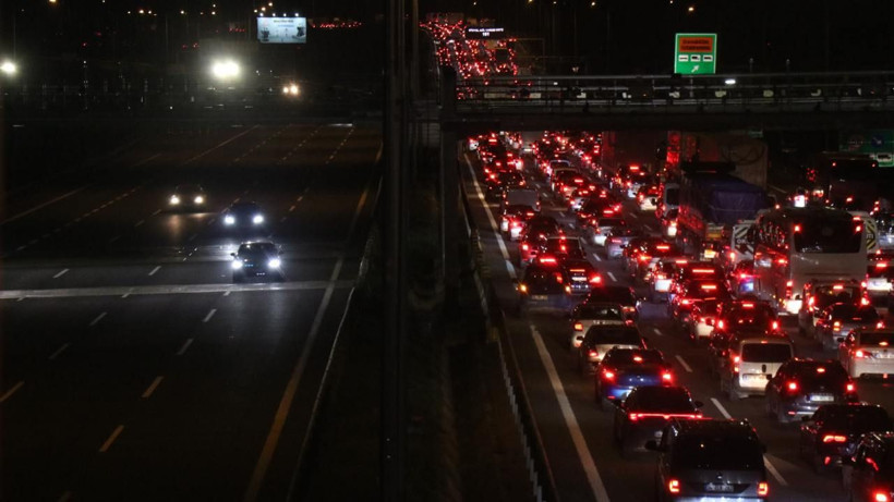 Bayram trafiği erken başladı: Otoyollarda kilometrelerce araç kuyruğu - Resim: 6