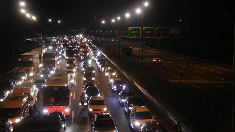 Bayram trafiği erken başladı: Otoyollarda kilometrelerce araç kuyruğu - Resim: 7