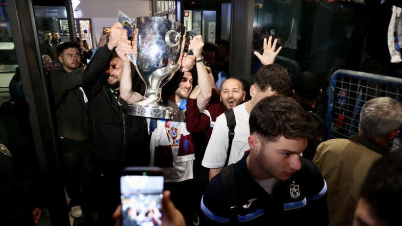 Trabzonspor’a görkemli karşılama: Taraftar havalimanına akın etti - Resim: 3