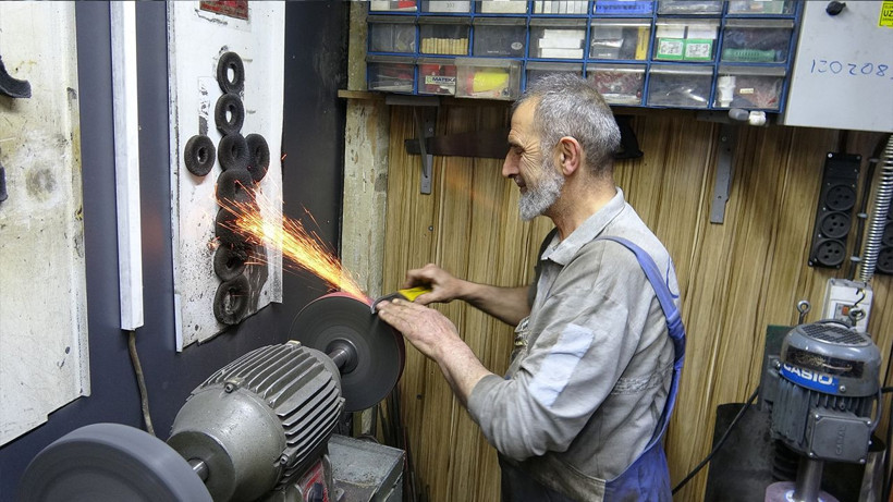Bayrama sayılı günler kala akın ettiler... Bıçak bileme dükkanlarında iğne atsan yere düşmüyor - Resim: 2