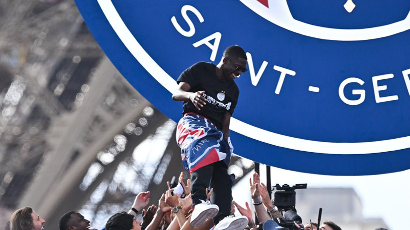 PSG Şampiyonlar Ligi zaferini Eyfel Kulesi önünde kutladı - Resim: 5