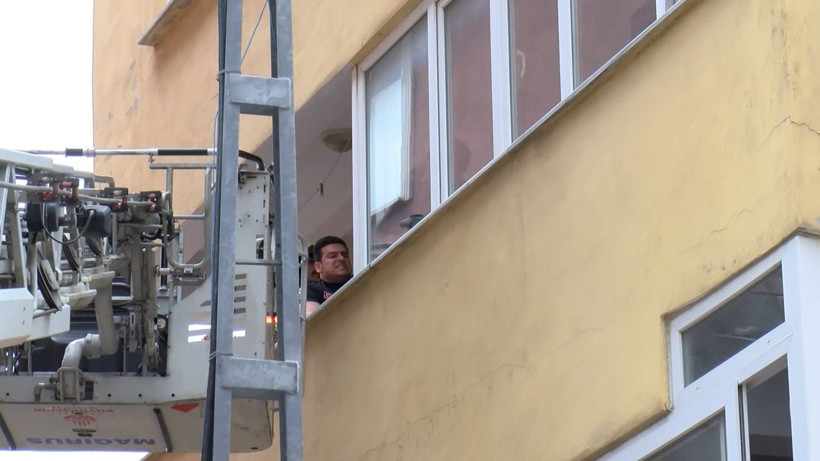 Polis balkondan girdi: Annesine dehşeti yaşatan evlat yakalandı - Resim: 1