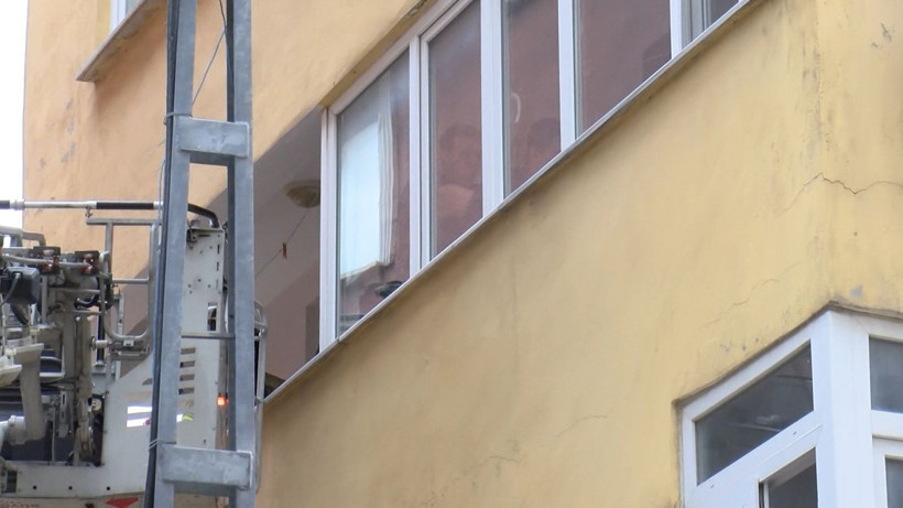Polis balkondan girdi: Annesine dehşeti yaşatan evlat yakalandı - Resim: 7