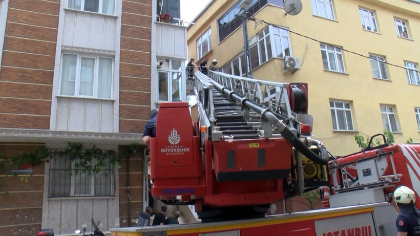 Polis balkondan girdi: Annesine dehşeti yaşatan evlat yakalandı - Resim: 2