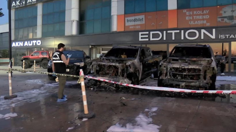 İstanbul’un göbeğinde lüks arabalar cayır cayır yandı: 50 milyonluk hasar var - Resim: 4