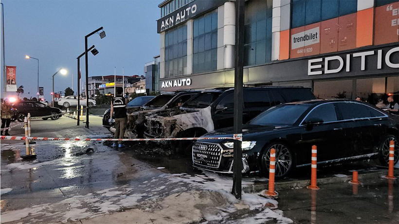 İstanbul’un göbeğinde lüks arabalar cayır cayır yandı: 50 milyonluk hasar var - Resim: 9