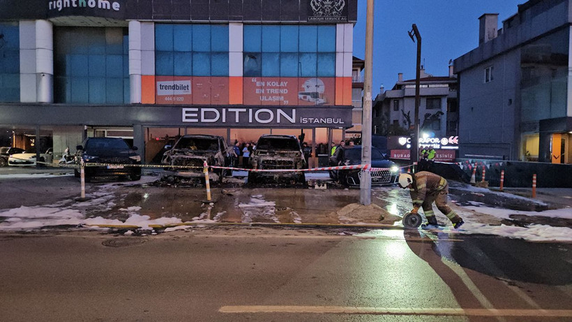 İstanbul’un göbeğinde lüks arabalar cayır cayır yandı: 50 milyonluk hasar var - Resim: 8