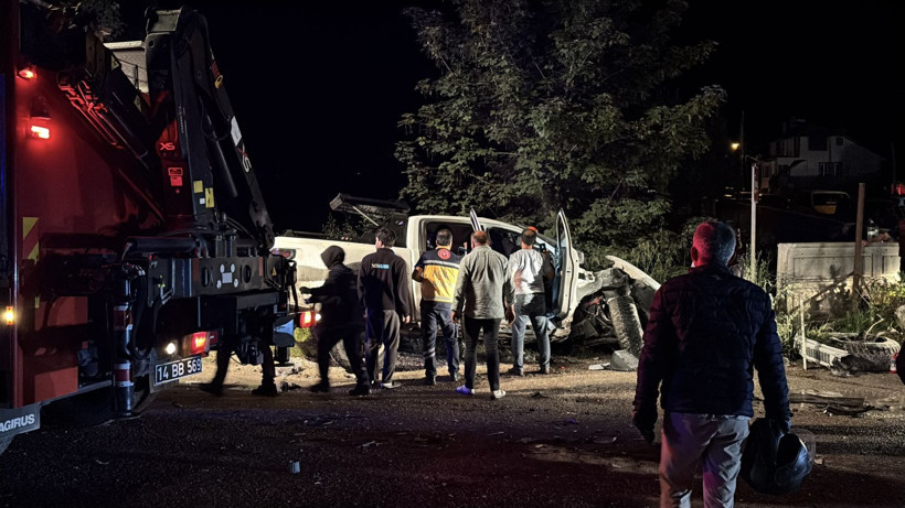 Lüks pikap tır dorsesine saplandı: Araç hurdaya döndü, 3 yaralı - Resim: 1