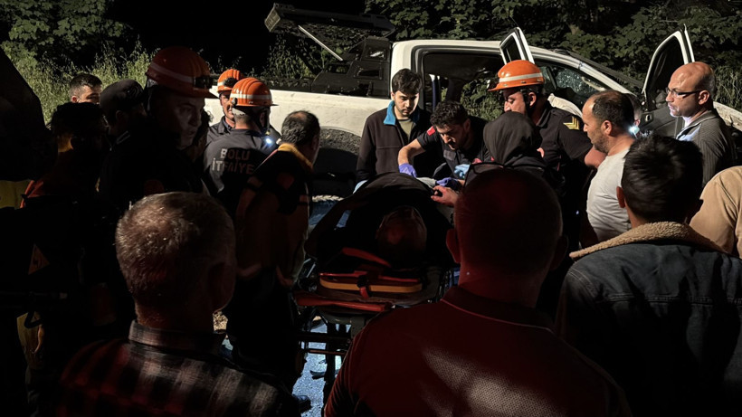 Lüks pikap tır dorsesine saplandı: Araç hurdaya döndü, 3 yaralı - Resim: 3