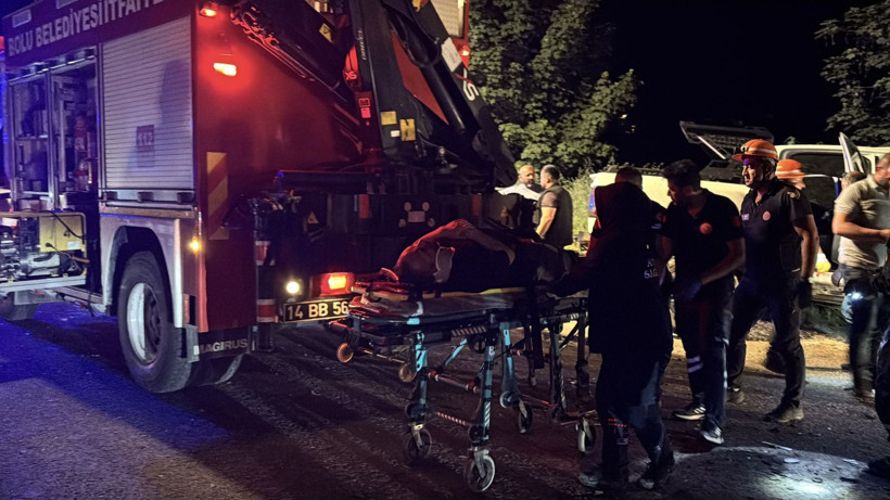 Lüks pikap tır dorsesine saplandı: Araç hurdaya döndü, 3 yaralı - Resim: 4