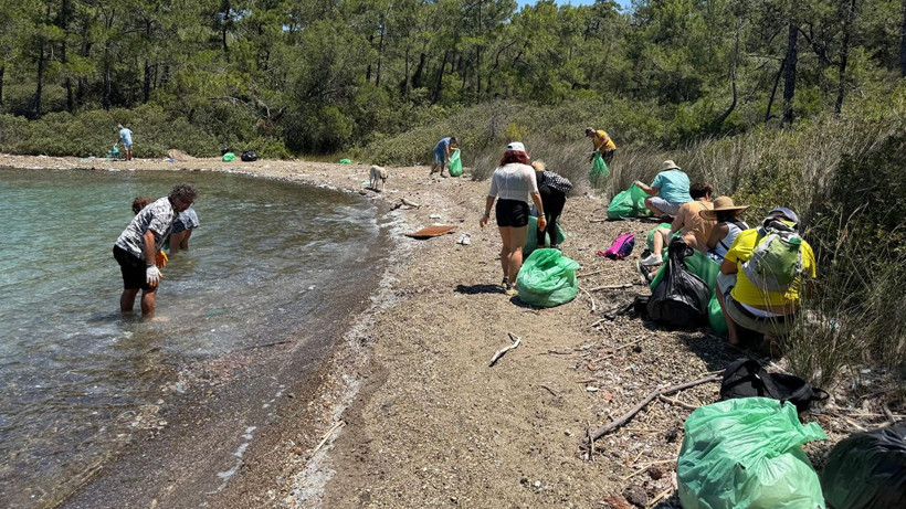 Marmaris'te çevre seferberliği: Balıkaşıran Koyu'ndan 42 torba atık toplandı - Resim: 3