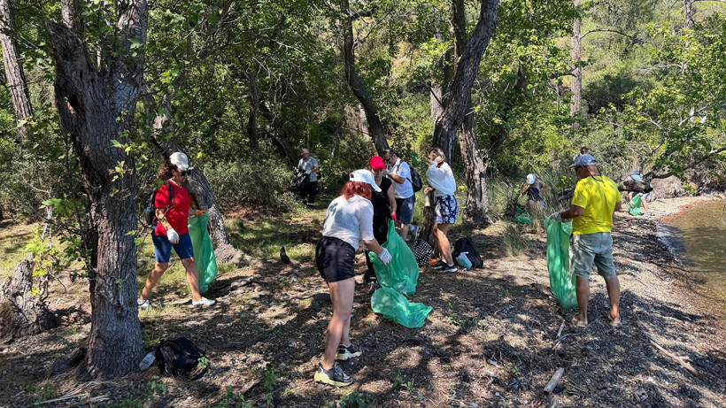 Marmaris'te çevre seferberliği: Balıkaşıran Koyu'ndan 42 torba atık toplandı - Resim: 5