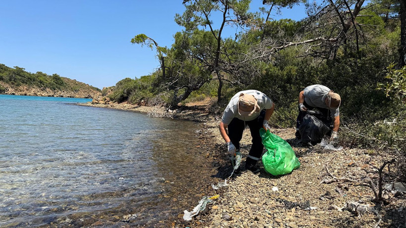 Marmaris'te çevre seferberliği: Balıkaşıran Koyu'ndan 42 torba atık toplandı - Resim: 1