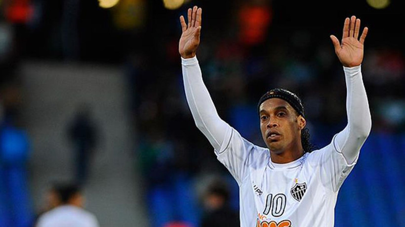 Futbol efsanesi Ronaldinho yeşil sahalara geri dönüyor: İşte yeni takımı - Resim: 2