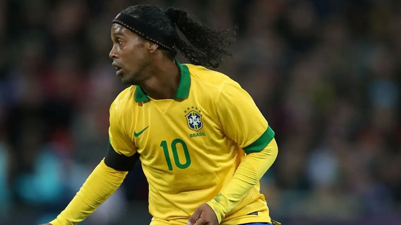 Futbol efsanesi Ronaldinho yeşil sahalara geri dönüyor: İşte yeni takımı - Resim: 9
