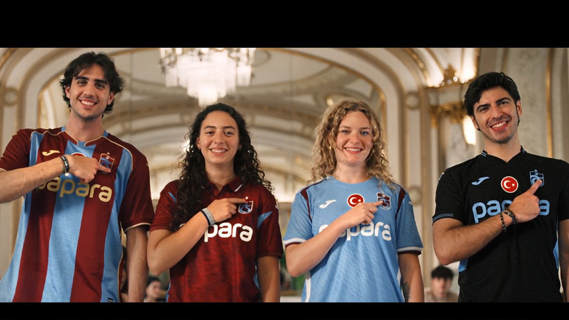 Trabzonspor yeni sezon formalarını Napoli klibiyle tanıttı - Resim : 2
