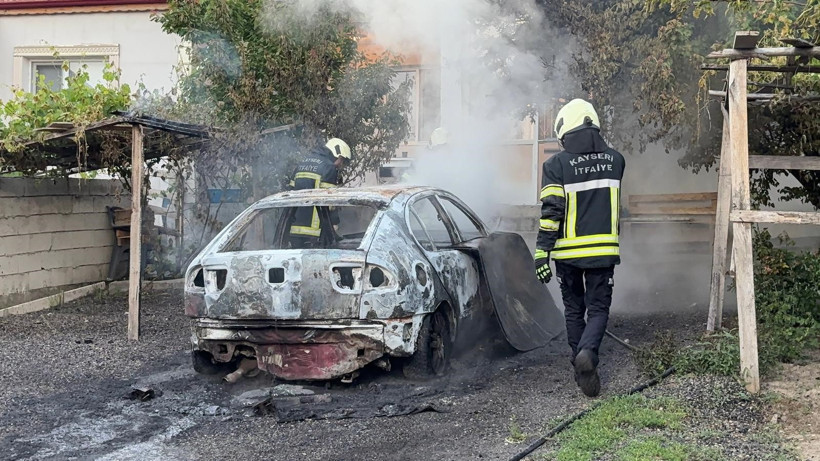 Kayseri'de park halindeki otomobil alevlere teslim oldu - Resim : 1
