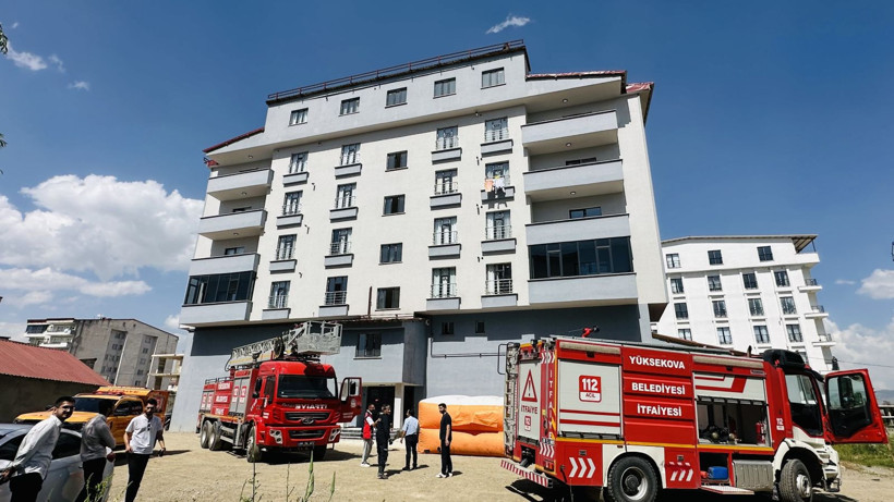 Elinde bıçakla çatıya çıktı, ekipleri alarma geçirdi - Resim: 10